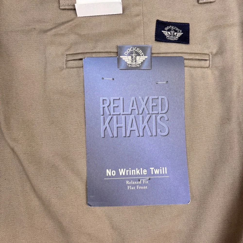 Dockers Relaxed Khakis Mens 40x30 Tan No Wrinkle Twill Flat Front 405818175 NWT